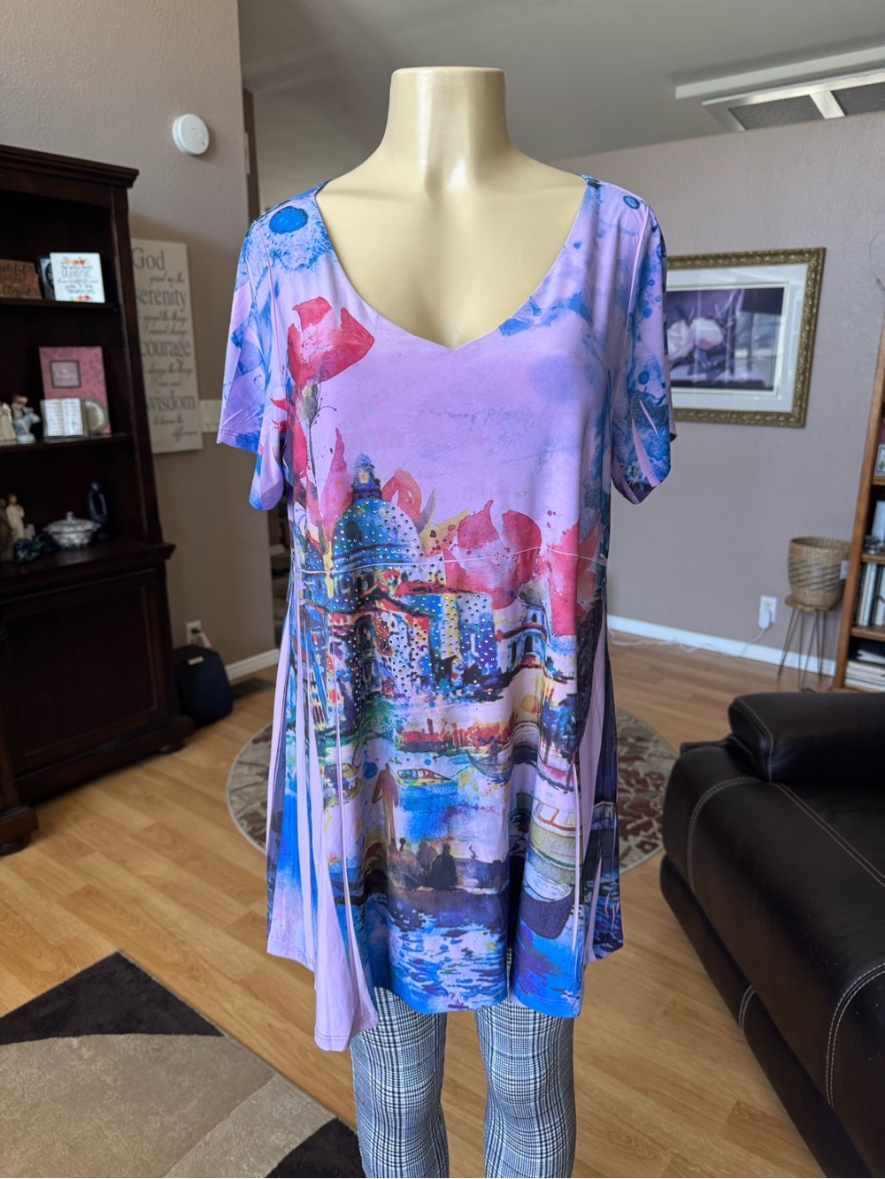Reina lavender scenic V-neck short sleeve knit tunic-size L
